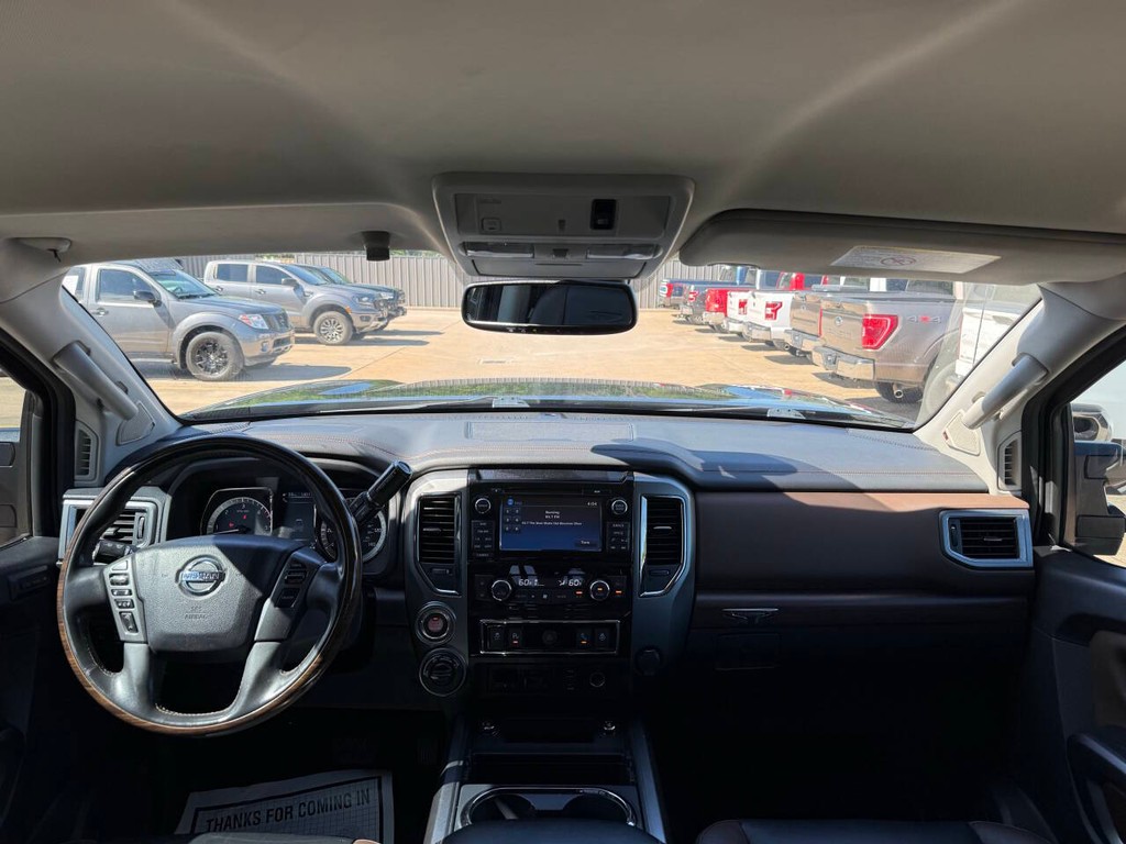 Nissan Titan XD Vehicle Full-screen Gallery Image 17
