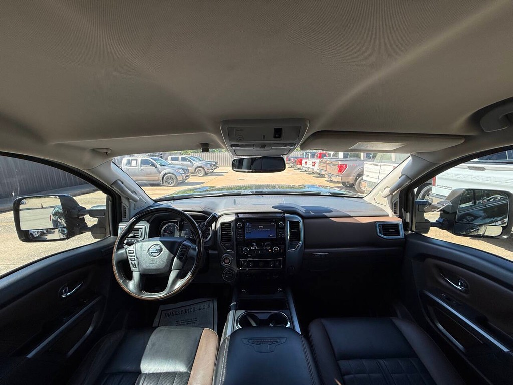 Nissan Titan XD Vehicle Full-screen Gallery Image 18