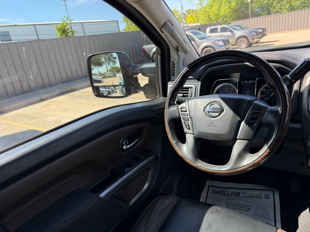 Nissan Titan XD Vehicle Full-screen Gallery Image 19