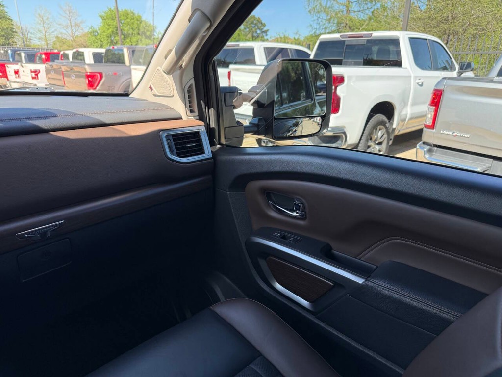 Nissan Titan XD Vehicle Full-screen Gallery Image 20