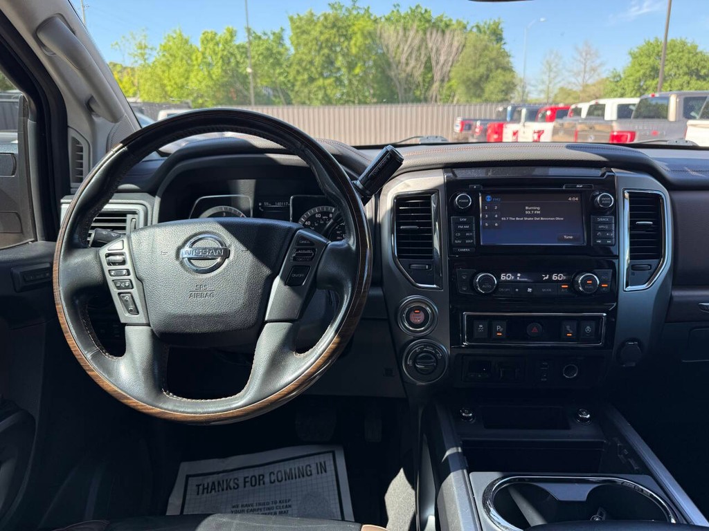 Nissan Titan XD Vehicle Full-screen Gallery Image 21