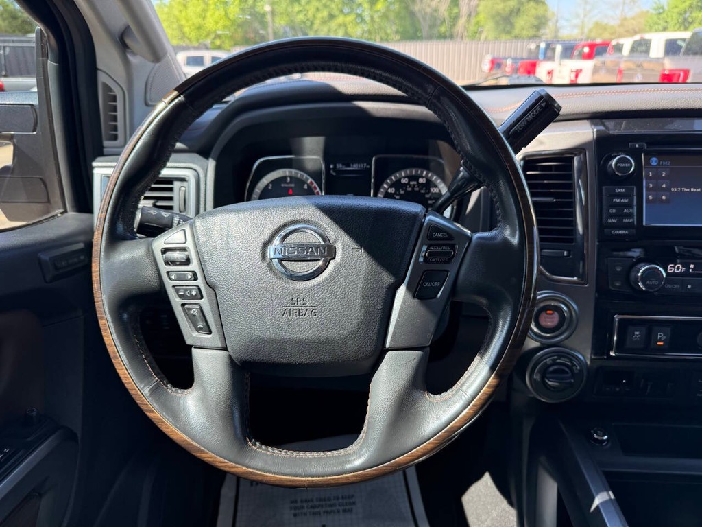 Nissan Titan XD Vehicle Full-screen Gallery Image 22