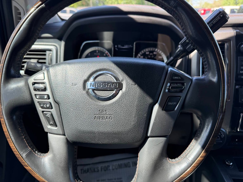 Nissan Titan XD Vehicle Full-screen Gallery Image 23