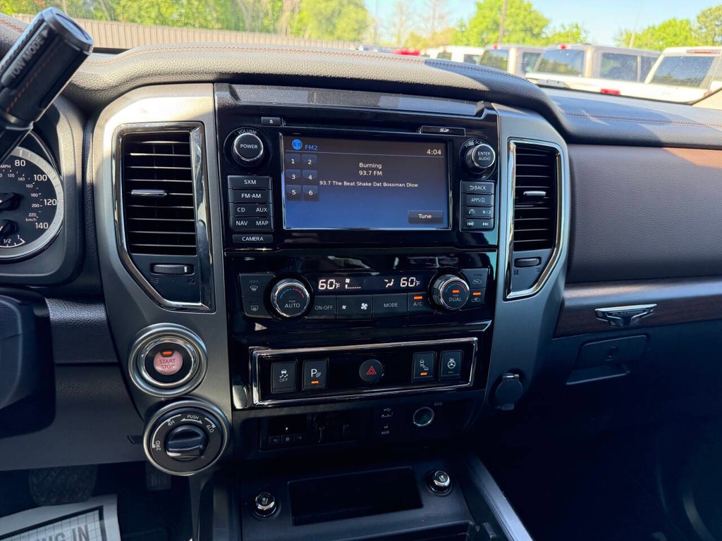 Nissan Titan XD Vehicle Full-screen Gallery Image 24