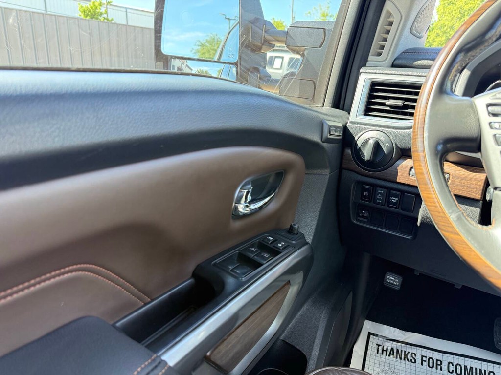 Nissan Titan XD Vehicle Full-screen Gallery Image 31