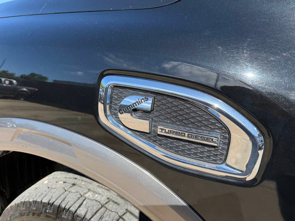 Nissan Titan XD Vehicle Full-screen Gallery Image 37