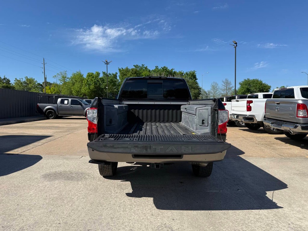 Nissan Titan XD Vehicle Full-screen Gallery Image 38