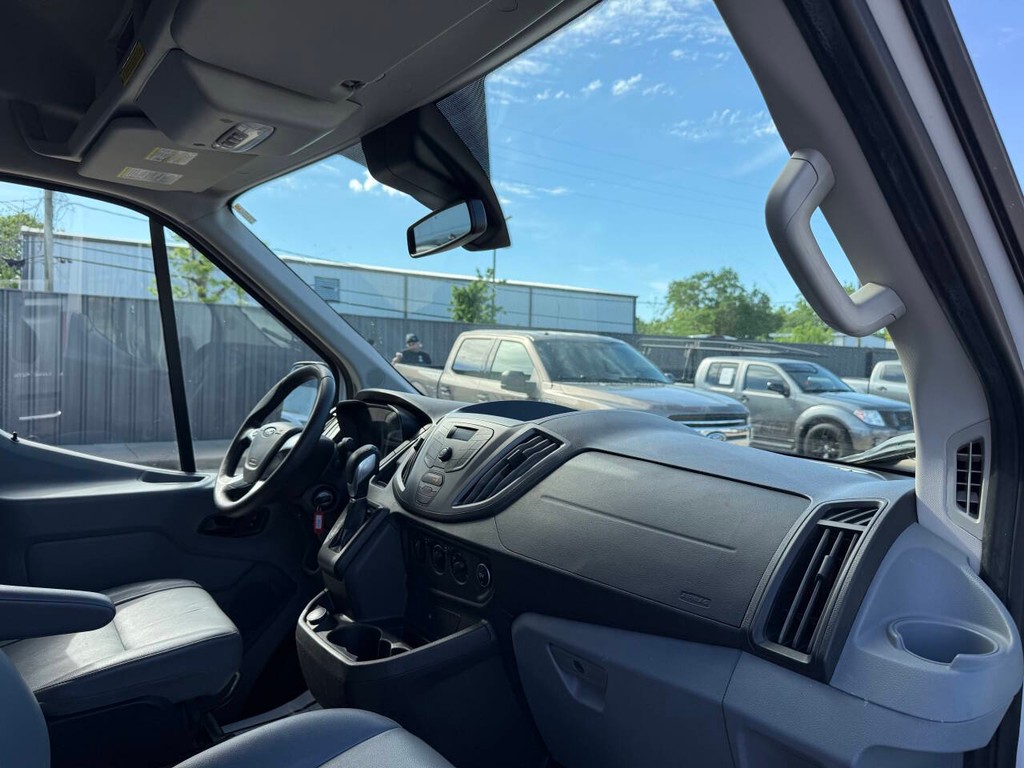 Ford Transit Van Vehicle Full-screen Gallery Image 09