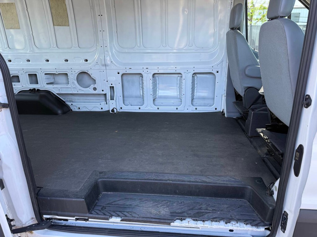 Ford Transit Van Vehicle Full-screen Gallery Image 31