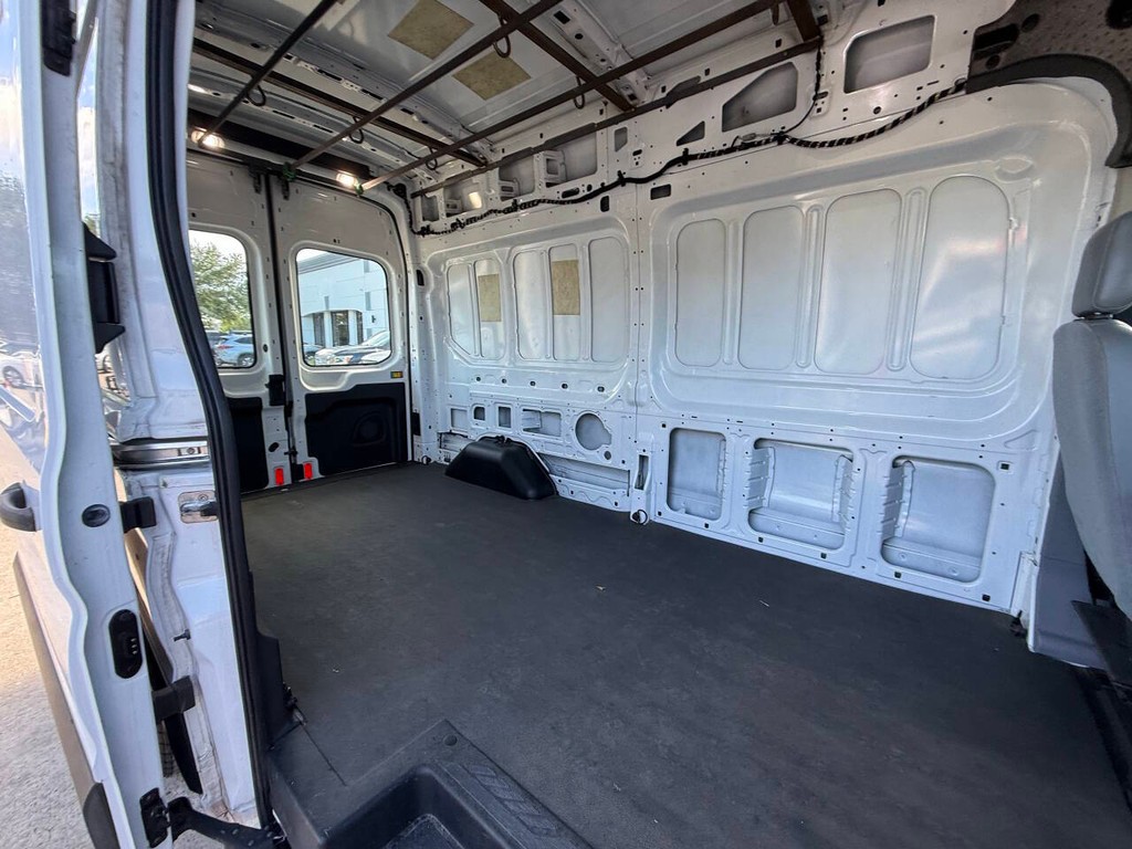 Ford Transit Van Vehicle Full-screen Gallery Image 32