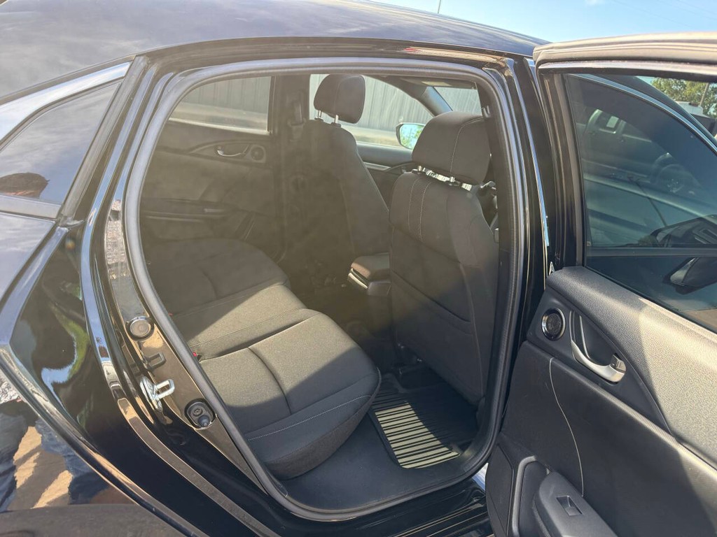 Honda Civic Hatchback Vehicle Full-screen Gallery Image 15