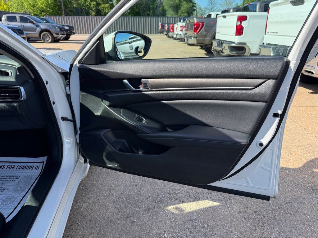 Honda Accord Sedan Vehicle Full-screen Gallery Image 11