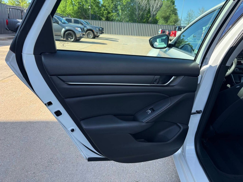 Honda Accord Sedan Vehicle Full-screen Gallery Image 14