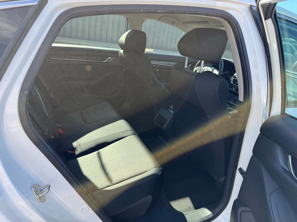 Honda Accord Sedan Vehicle Full-screen Gallery Image 15