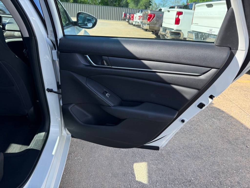 Honda Accord Sedan Vehicle Full-screen Gallery Image 16