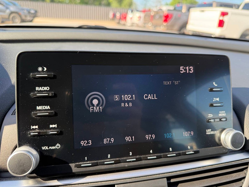 Honda Accord Sedan Vehicle Full-screen Gallery Image 25