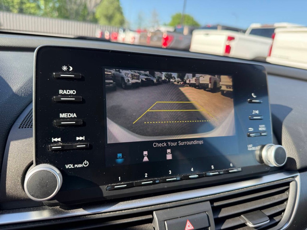 Honda Accord Sedan Vehicle Full-screen Gallery Image 26