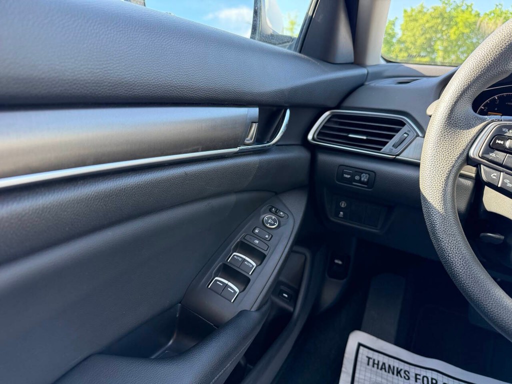Honda Accord Sedan Vehicle Full-screen Gallery Image 29
