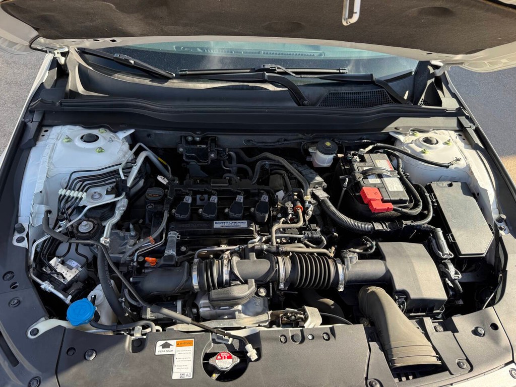 Honda Accord Sedan Vehicle Full-screen Gallery Image 32