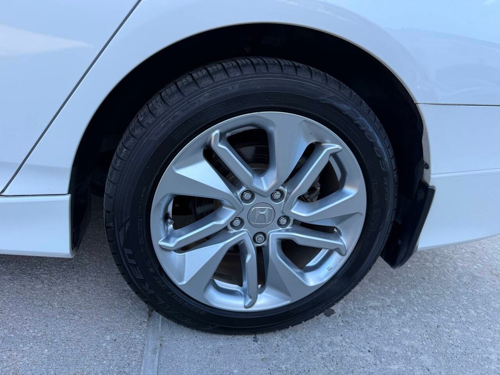 Honda Accord Sedan Vehicle Full-screen Gallery Image 34