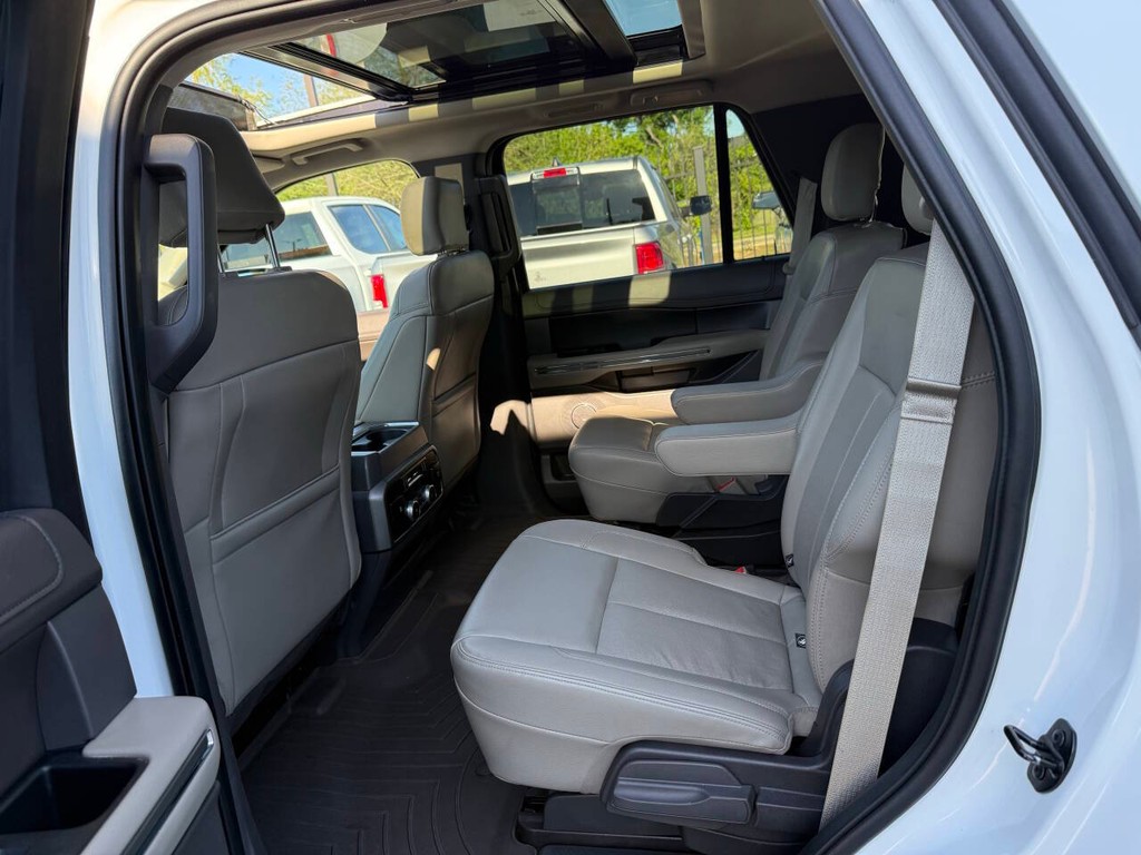 Ford Expedition Vehicle Full-screen Gallery Image 13