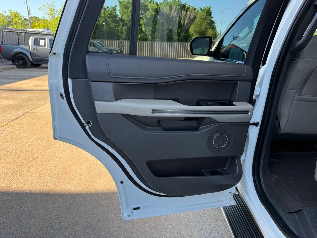 Ford Expedition Vehicle Full-screen Gallery Image 15