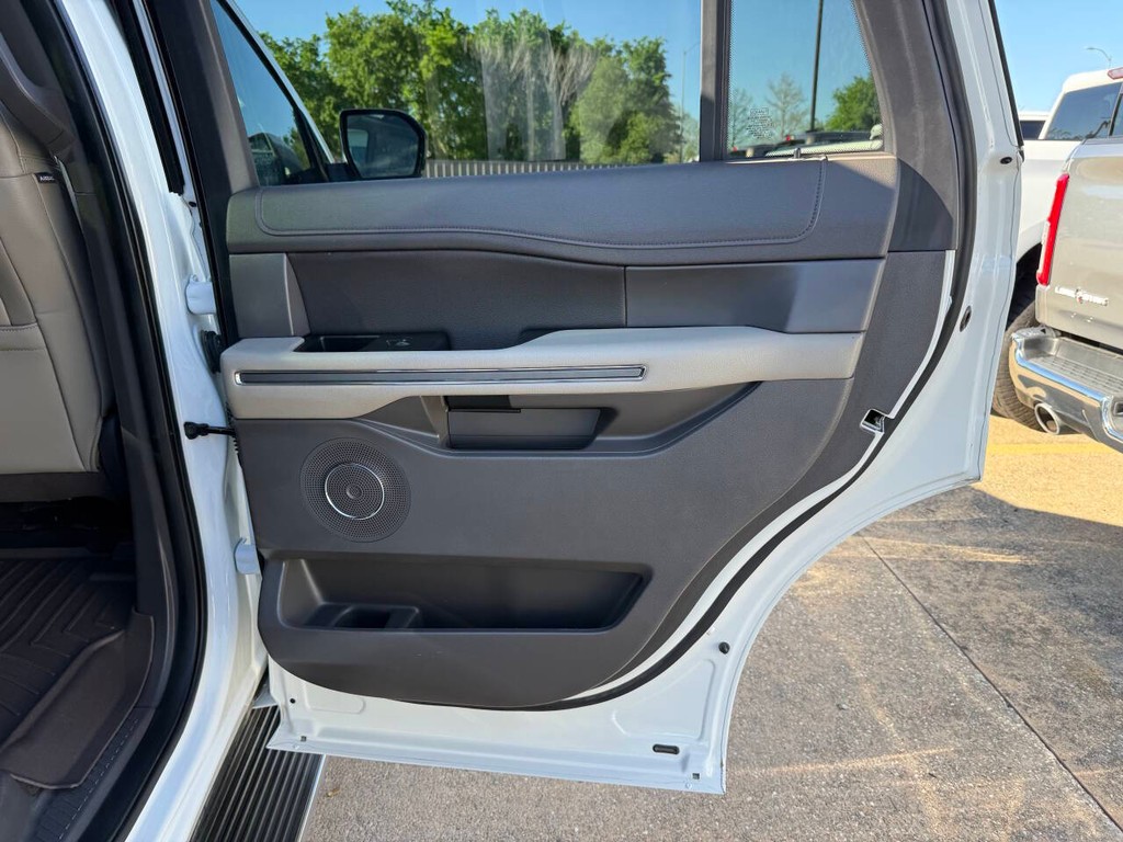 Ford Expedition Vehicle Full-screen Gallery Image 18