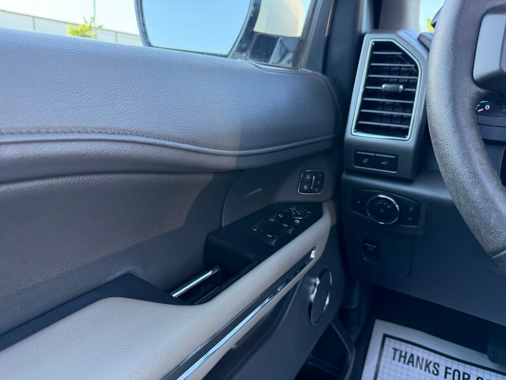 Ford Expedition Vehicle Full-screen Gallery Image 32