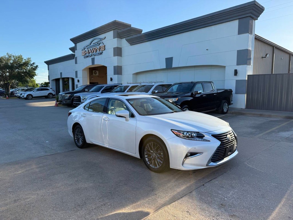 Lexus ES Vehicle Full-screen Gallery Image 02