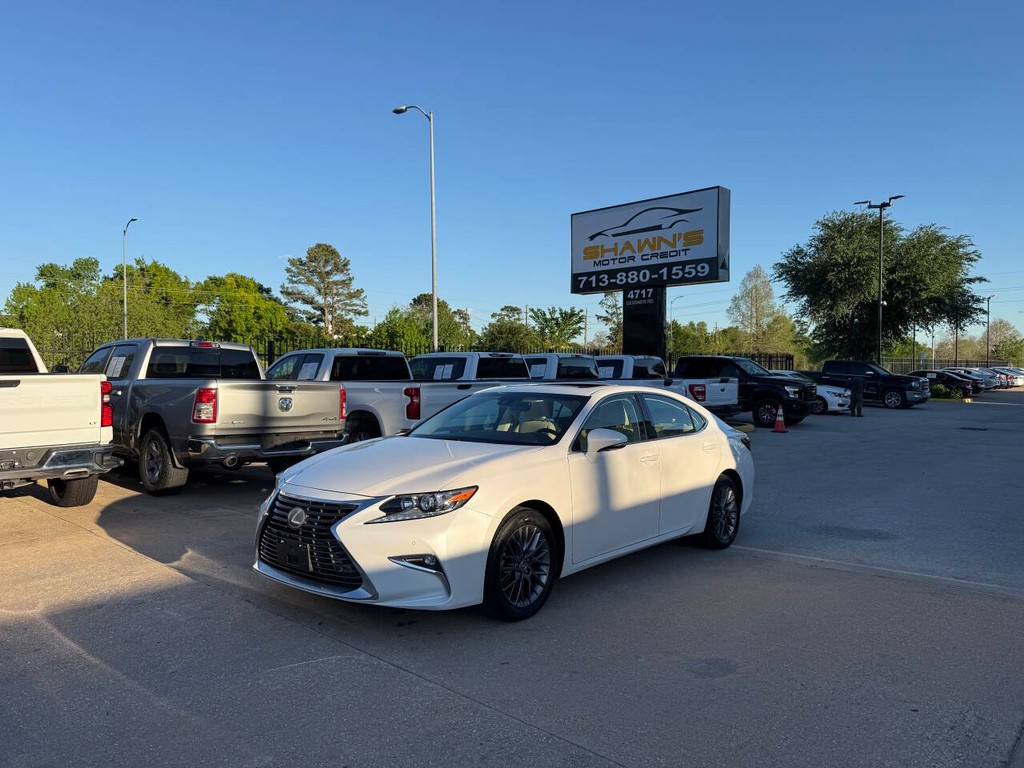 Lexus ES Vehicle Full-screen Gallery Image 03