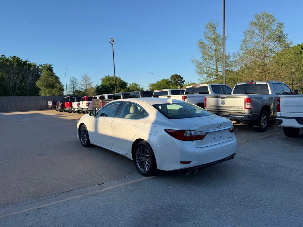 Lexus ES Vehicle Full-screen Gallery Image 04