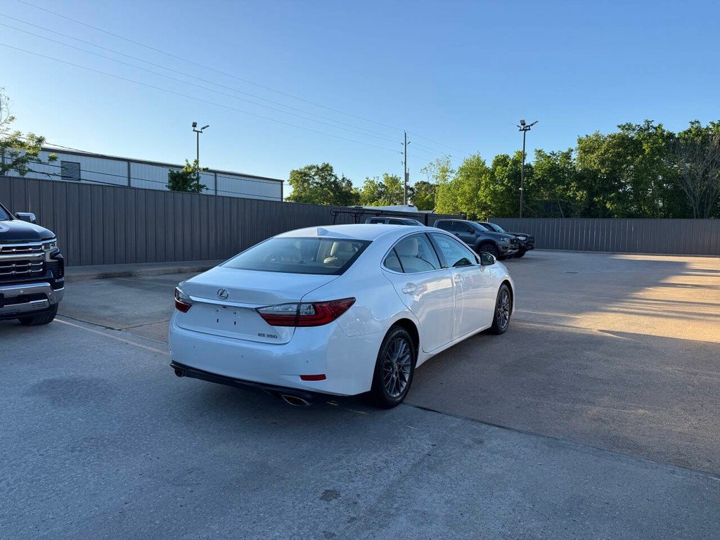 Lexus ES Vehicle Full-screen Gallery Image 05