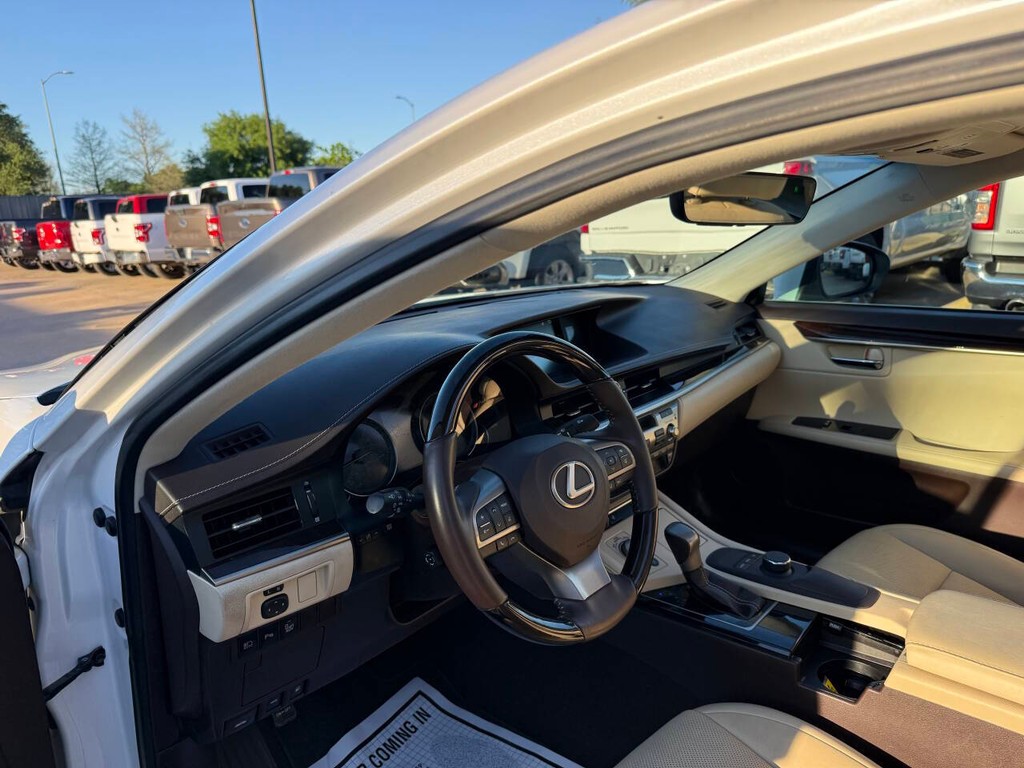 Lexus ES Vehicle Full-screen Gallery Image 06