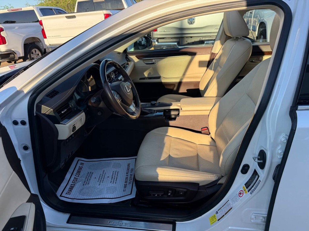 Lexus ES Vehicle Full-screen Gallery Image 07