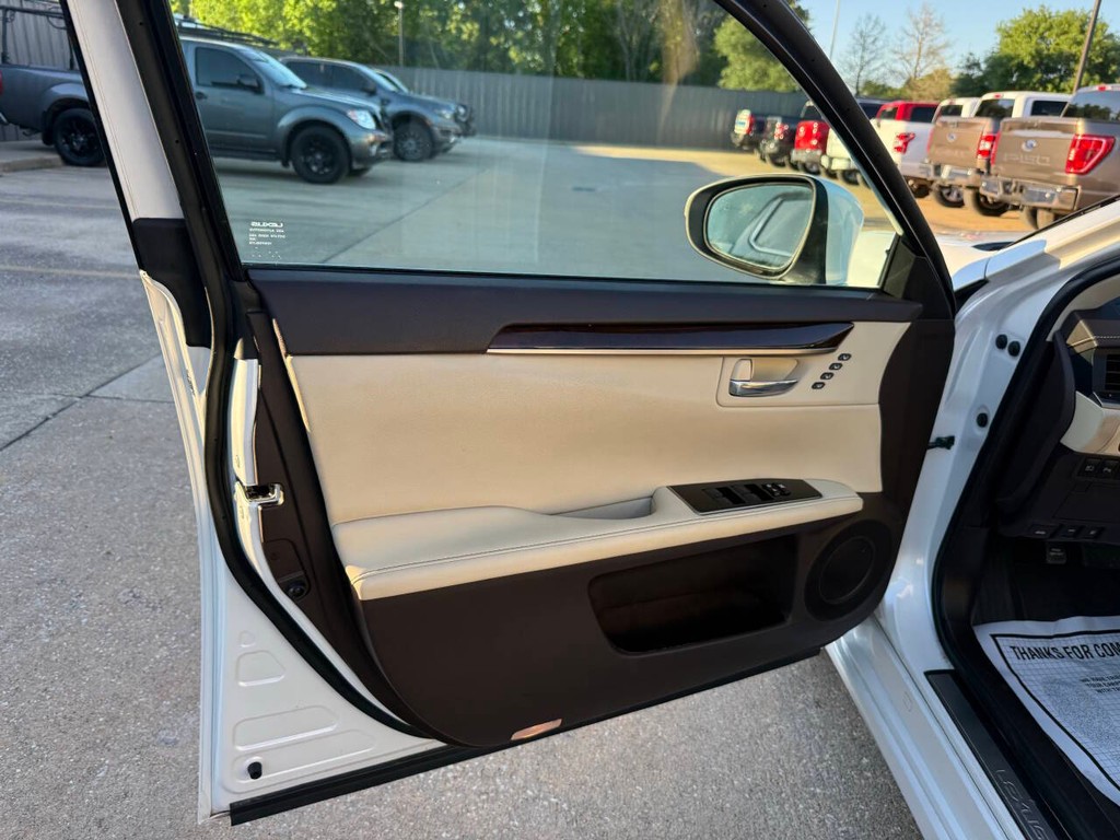 Lexus ES Vehicle Full-screen Gallery Image 08