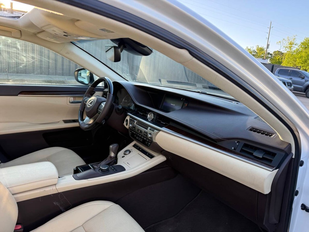 Lexus ES Vehicle Full-screen Gallery Image 09