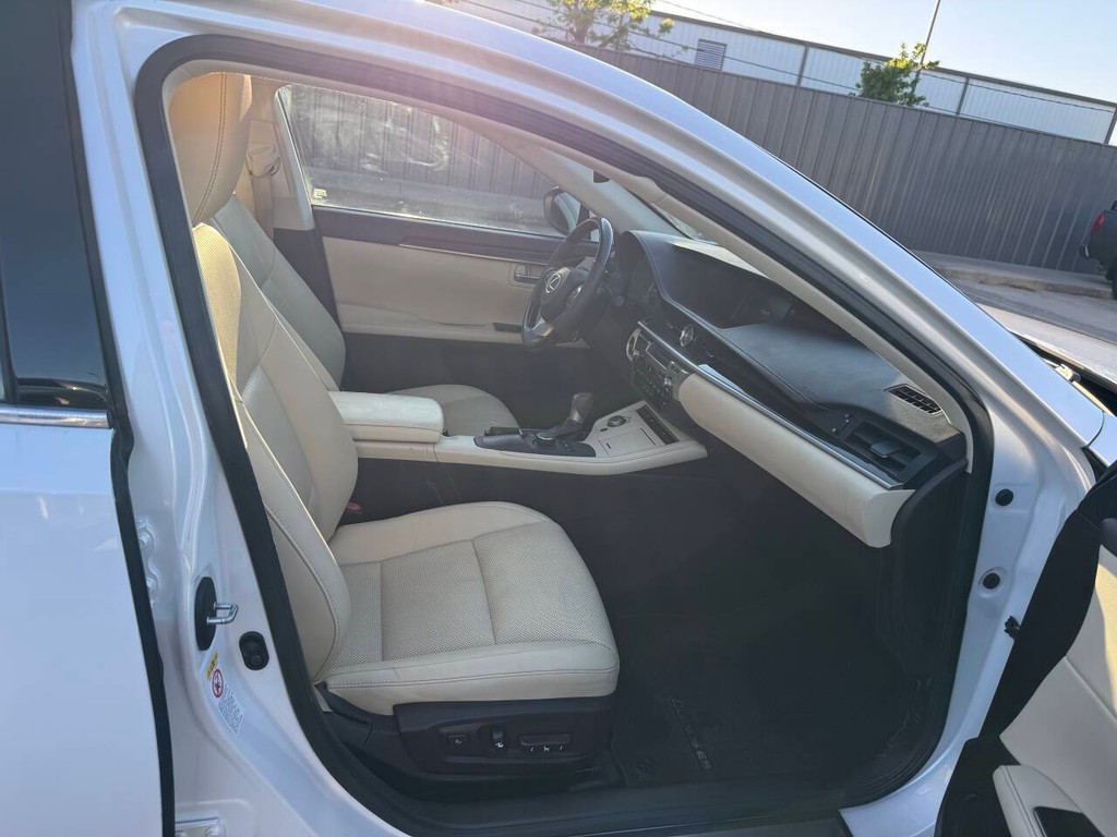 Lexus ES Vehicle Full-screen Gallery Image 10