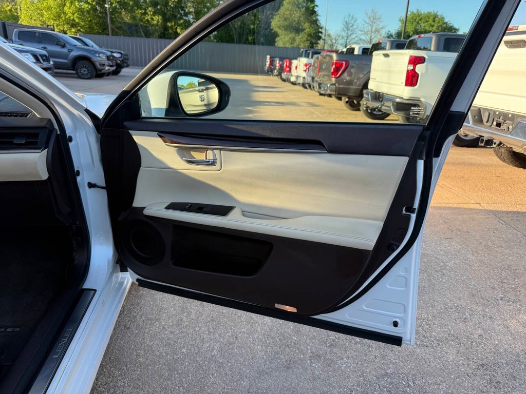 Lexus ES Vehicle Full-screen Gallery Image 11