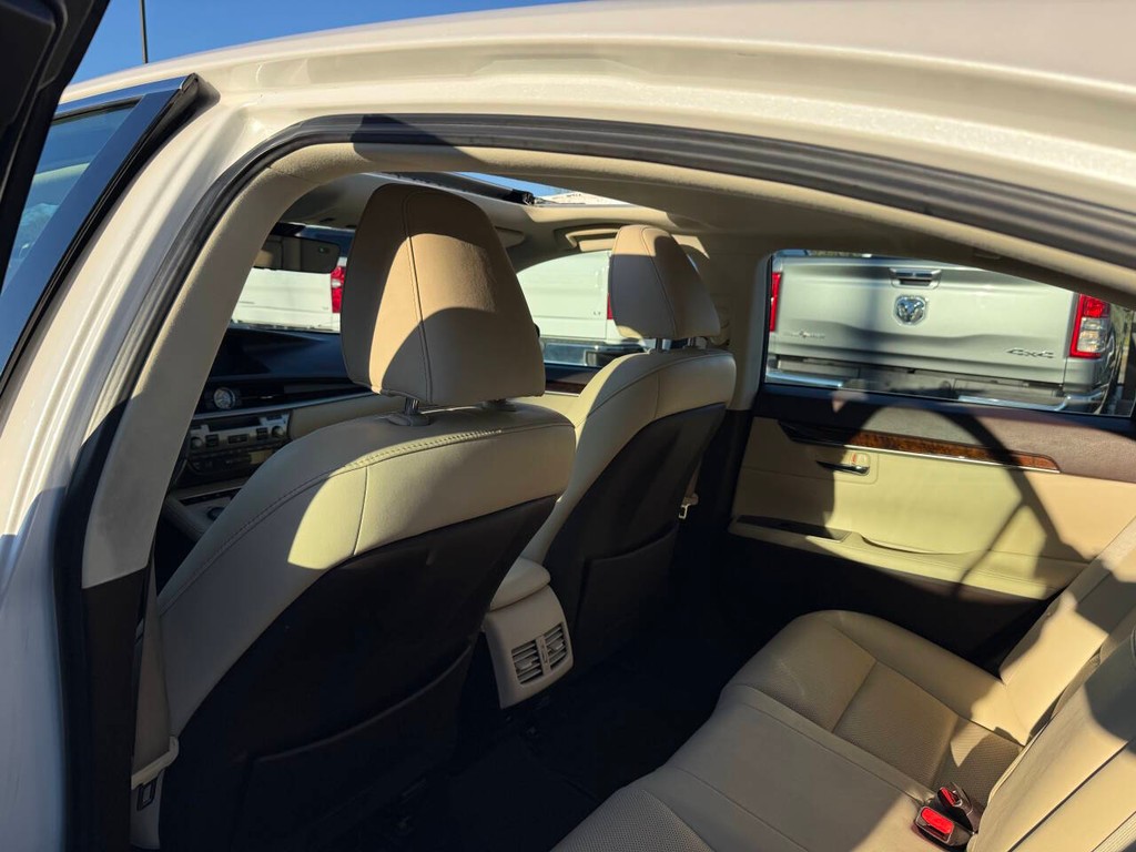 Lexus ES Vehicle Full-screen Gallery Image 12