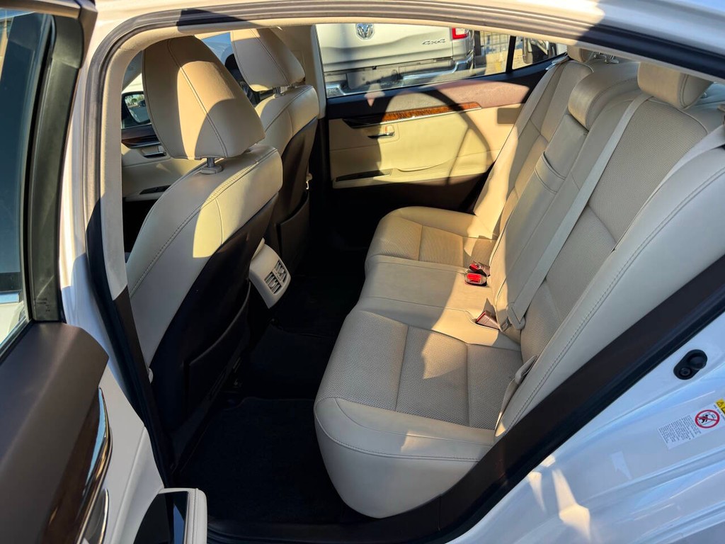 Lexus ES Vehicle Full-screen Gallery Image 13