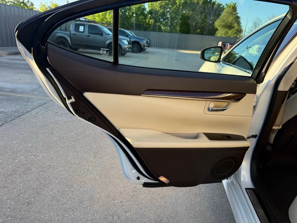 Lexus ES Vehicle Full-screen Gallery Image 14