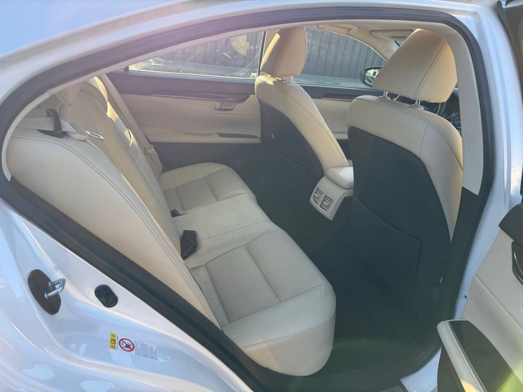 Lexus ES Vehicle Full-screen Gallery Image 15