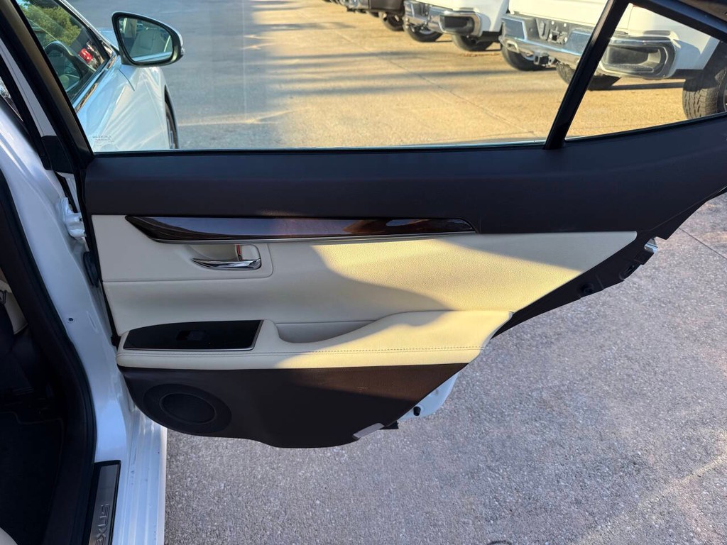 Lexus ES Vehicle Full-screen Gallery Image 16