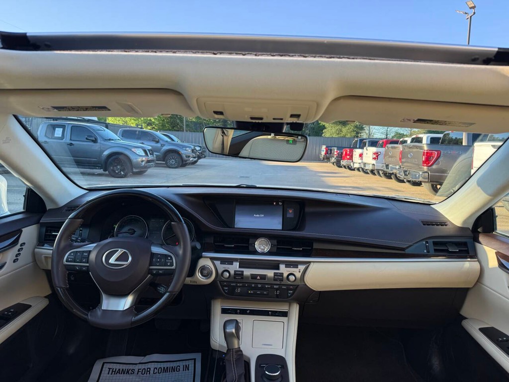 Lexus ES Vehicle Full-screen Gallery Image 17