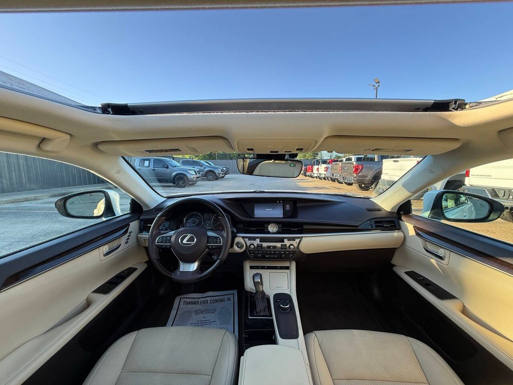 Lexus ES Vehicle Full-screen Gallery Image 18