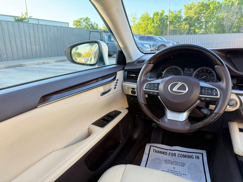 Lexus ES Vehicle Full-screen Gallery Image 19