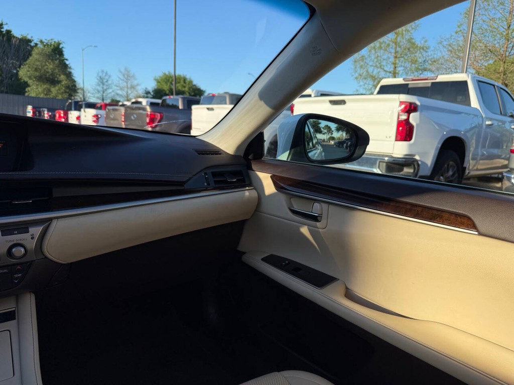 Lexus ES Vehicle Full-screen Gallery Image 20