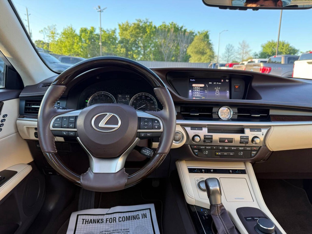 Lexus ES Vehicle Full-screen Gallery Image 21