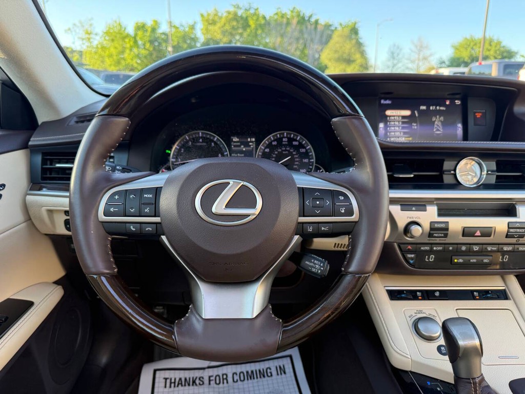 Lexus ES Vehicle Full-screen Gallery Image 22