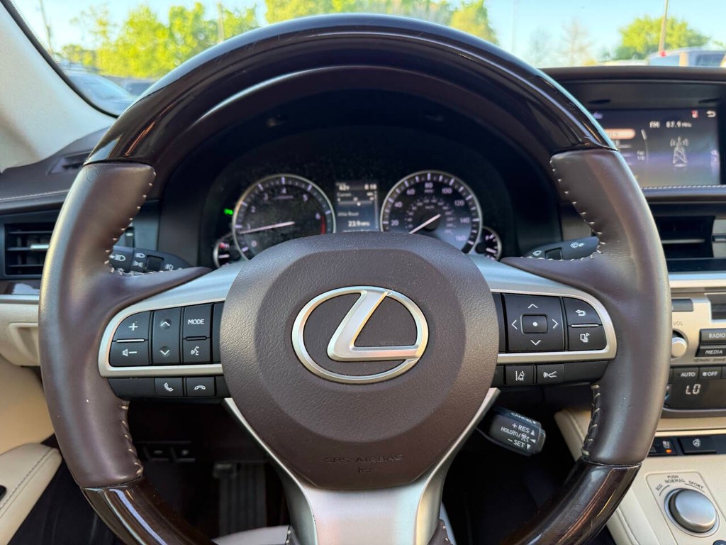 Lexus ES Vehicle Full-screen Gallery Image 23